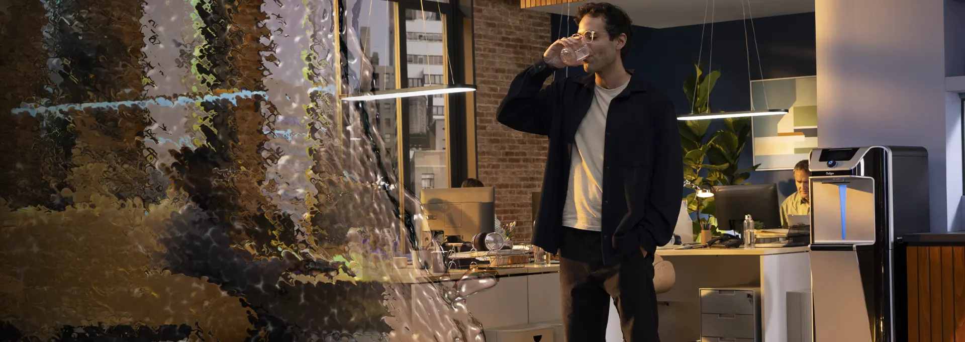 Persona sirviendo agua purificada desde dispensador Culligan en oficina moderna