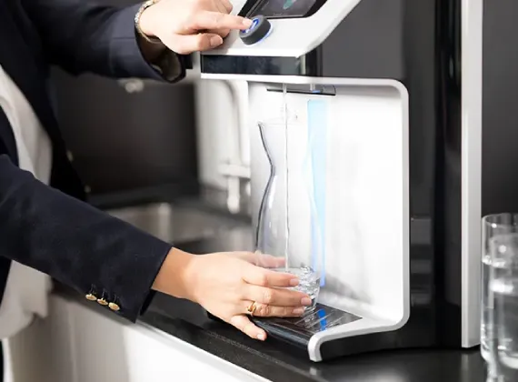 Sistema de bandeja ajustable en dispensador Culligan para llenar botellas y vasos