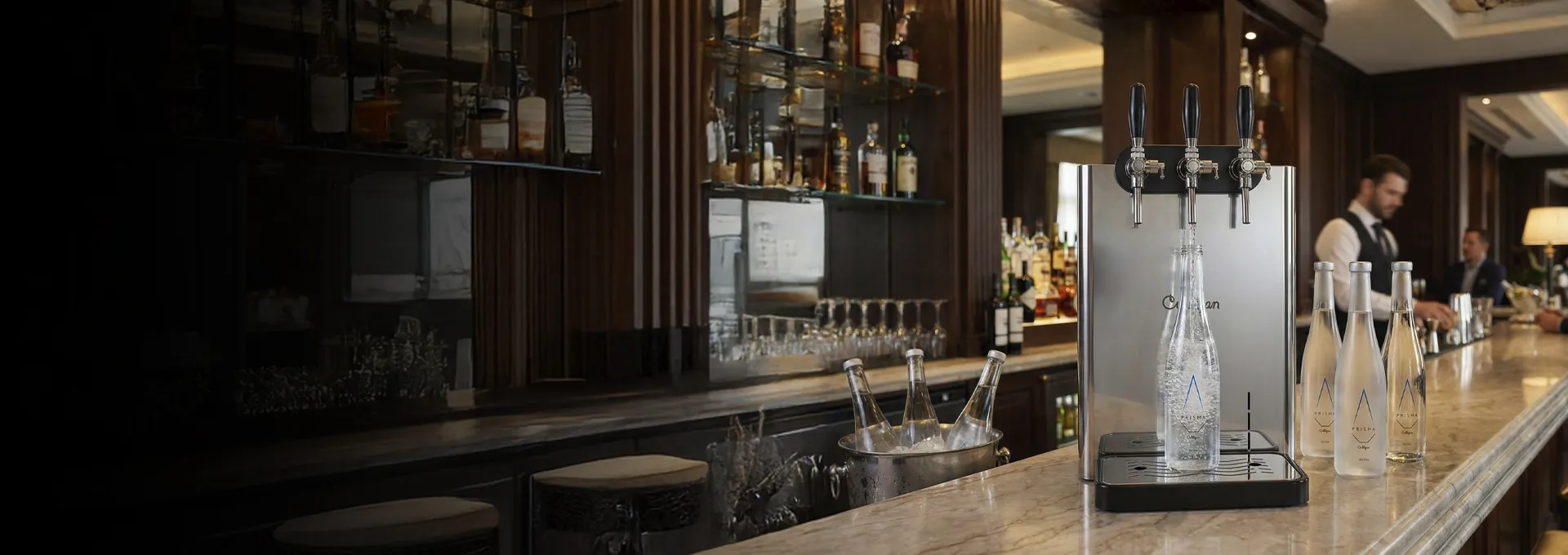 Dispensador de agua alto flujo en mesón de bar 